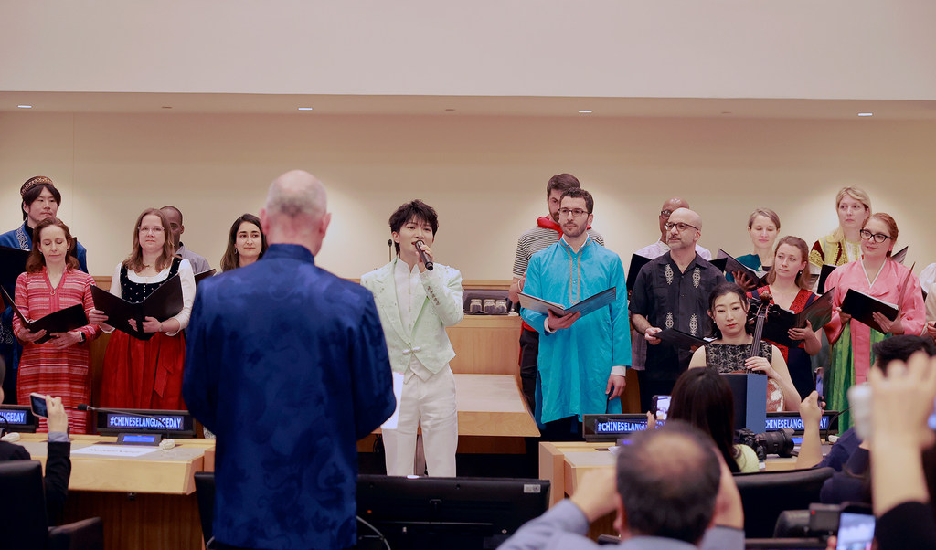 中国歌手周深与联合国合唱团共同演唱中文歌曲《等着我》。